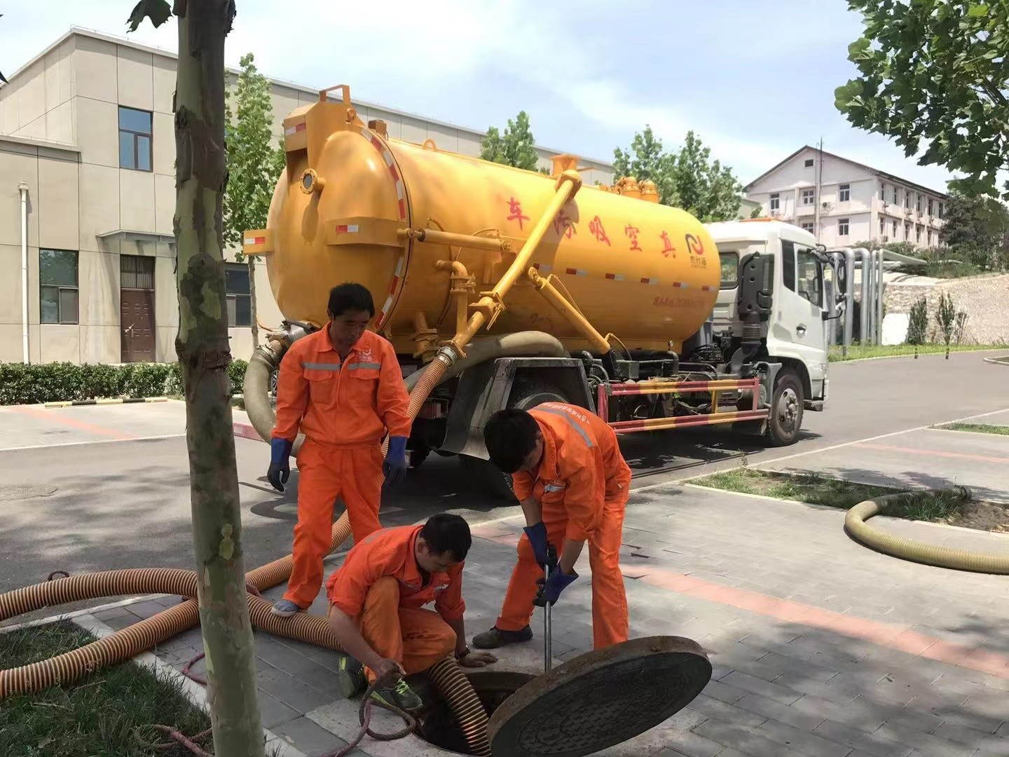 临朐管道疏通车停在窨井附近